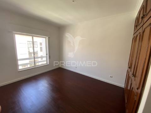 Excelente apartamento t4 duplex com terraço e vista serra – 3.º andar