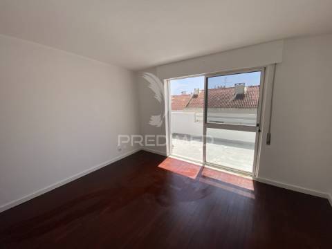 Excelente apartamento t4 duplex com terraço e vista serra – 3.º andar