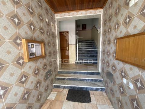 Excelente apartamento t4 duplex com terraço e vista serra – 3.º andar