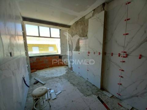 Apartamento t2 remodelado - setúbal 3f