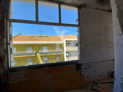 Apartamento t2 remodelado - setúbal 3f