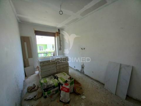 Apartamento t2 remodelado - setúbal 3f