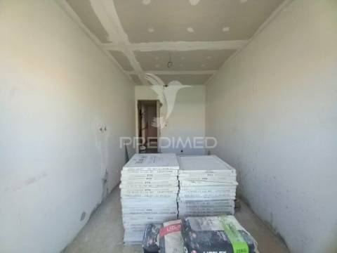 Apartamento t2 remodelado - setúbal 3f