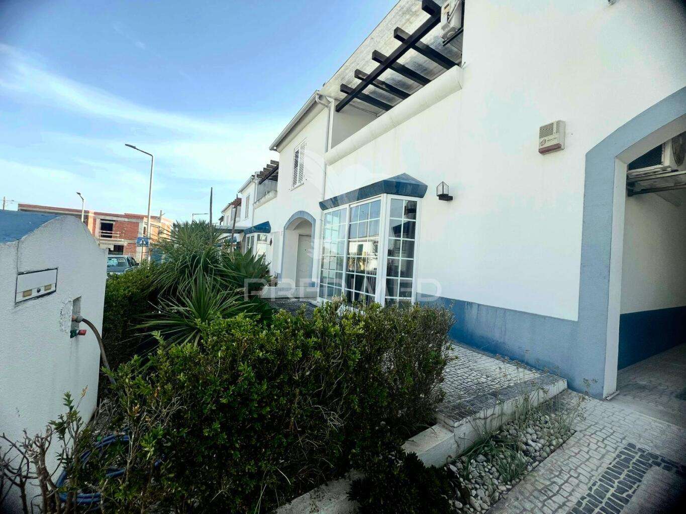 Moradia em banda t4 com logradouro e garagem