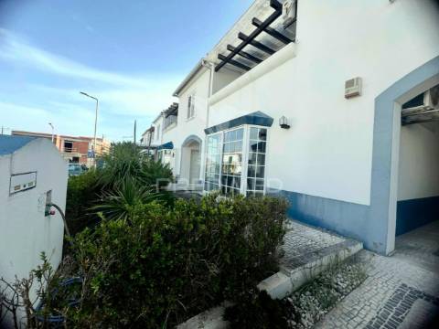 Moradia em banda t4 com logradouro e garagem