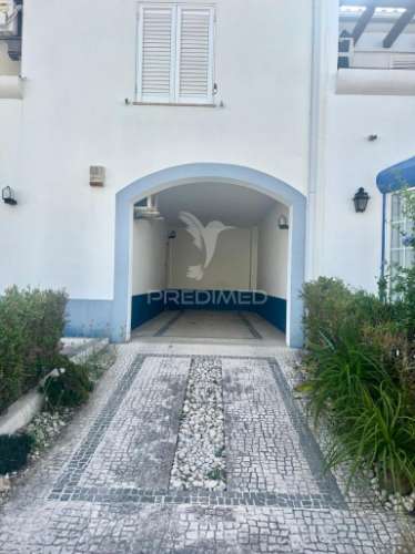 Moradia em banda t4 com logradouro e garagem