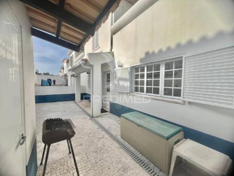 Moradia em banda t4 com logradouro e garagem