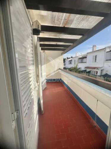 Moradia em banda t4 com logradouro e garagem