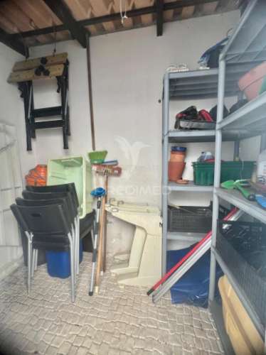 Moradia em banda t4 com logradouro e garagem