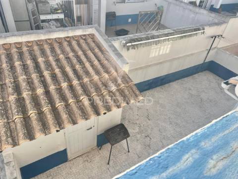 Moradia em banda t4 com logradouro e garagem