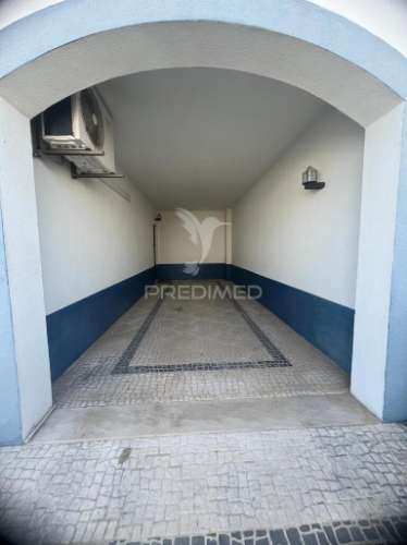 Moradia em banda t4 com logradouro e garagem