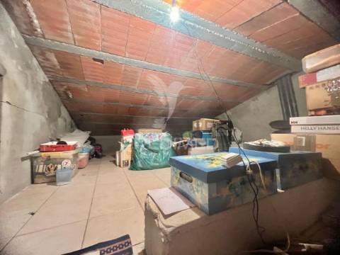 Moradia em banda t4 com logradouro e garagem