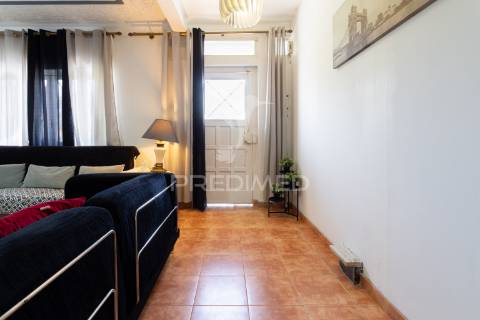 Moradia independente na rua cesário verde - miratejo - corroios - 420.000€
