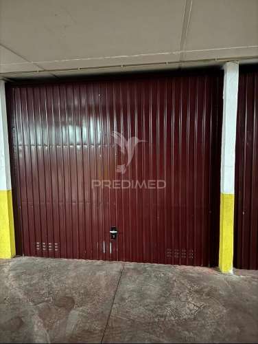 Garagem com capacidade para 2 carros para arrendamento