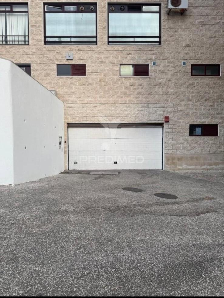 Garagem com capacidade para 2 carros para arrendamento
