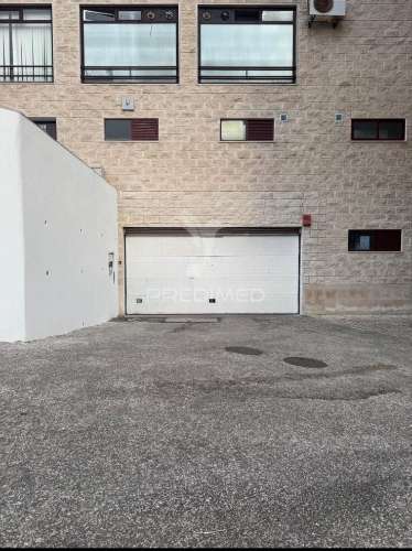 Garagem com capacidade para 2 carros para arrendamento