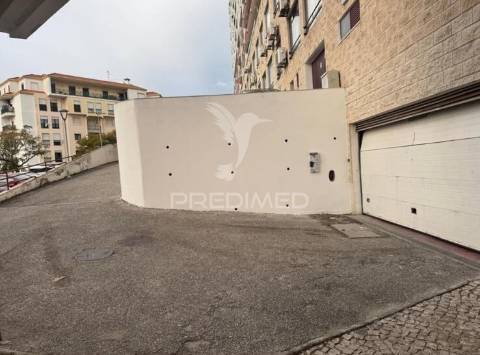 Garagem com capacidade para 2 carros para arrendamento