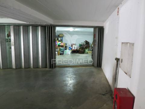 Garagem box | tapada das mercês | 2 carros + 1 mota