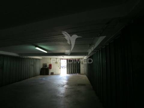 Garagem box | tapada das mercês | 2 carros + 1 mota
