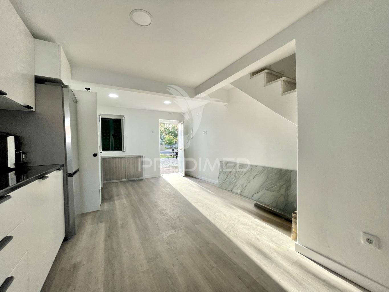 Moradia t2 renovada com quintal