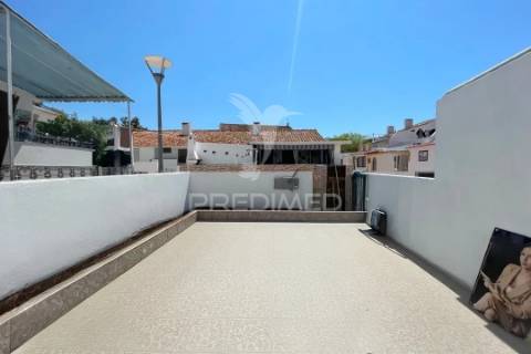 Moradia t2 renovada com quintal