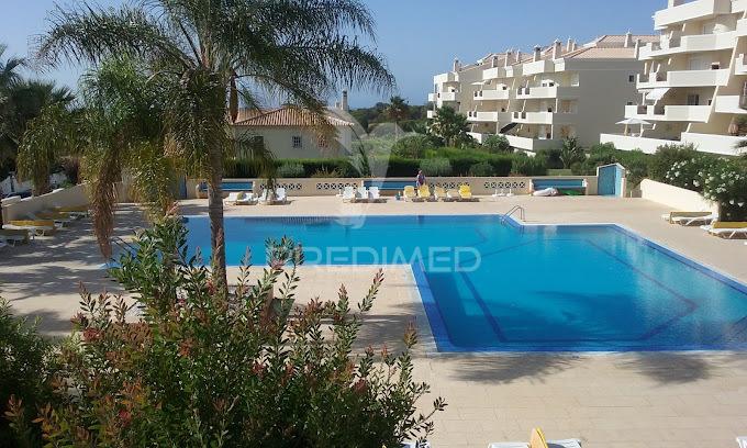 Apartamento t2+1 renovado na vila rosal, albufeira