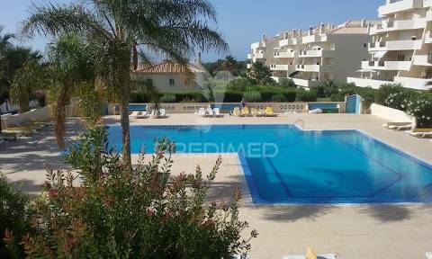 Apartamento t2+1 renovado na vila rosal, albufeira