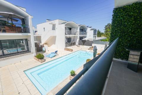 Apartamento t1+1 em condomínio com piscina
