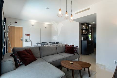 Apartamento t1+1 em condomínio com piscina