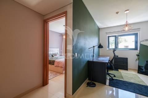 Apartamento t1+1 em condomínio com piscina