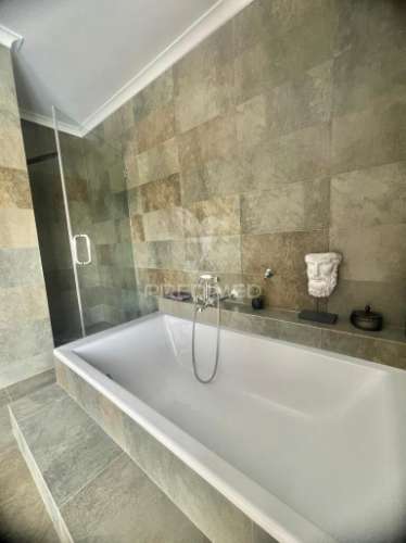 Moradia em banda t3 com piscina