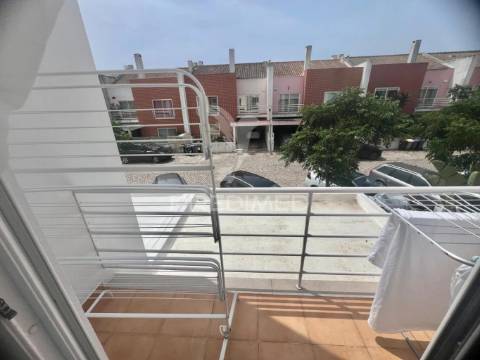 Moradia em banda t3 com piscina