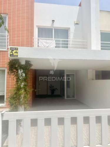 Moradia em banda t3 com piscina