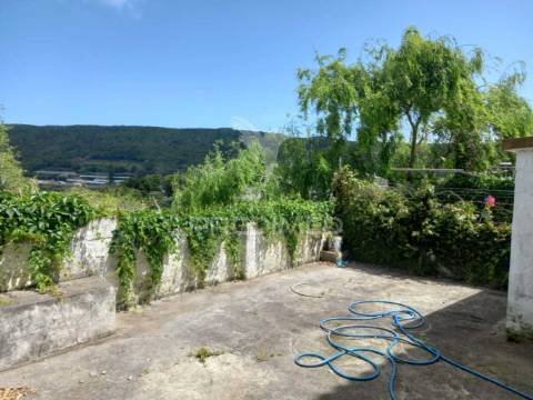 Casa t2+1 com garagem e quintal no coração da cidade