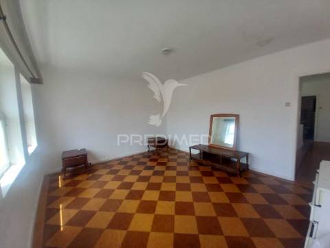 Casa t2+1 com garagem e quintal no coração da cidade