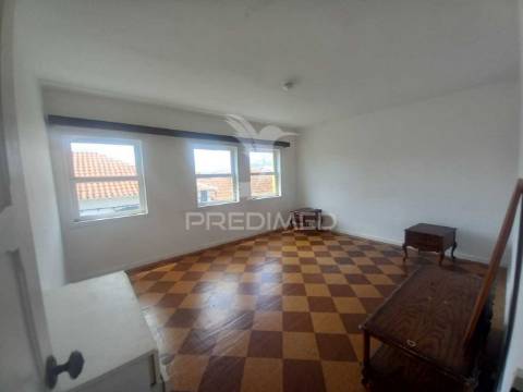 Casa t2+1 com garagem e quintal no coração da cidade