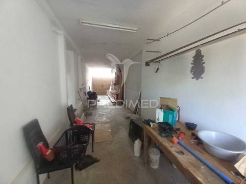 Casa t2+1 com garagem e quintal no coração da cidade