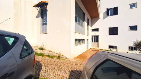 Loja com excelente potencial em localização privilegiada – quarteira
