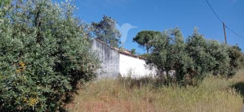 Ruína c/ espaço exterior, em montargil.