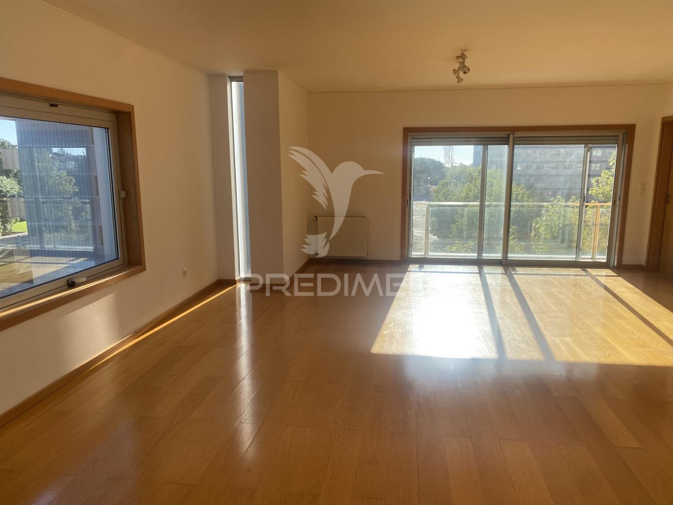 Vende-se excelente  apartamento t4 leça da palmeira com garagem para 2 carros
