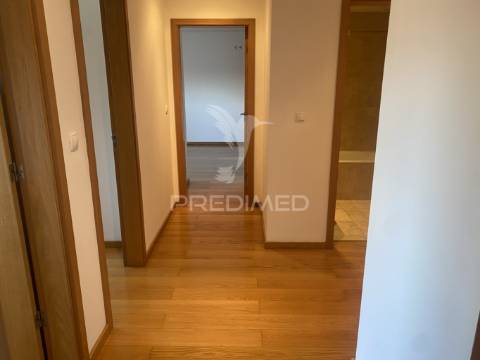 Vende-se excelente  apartamento t4 leça da palmeira com garagem para 2 carros