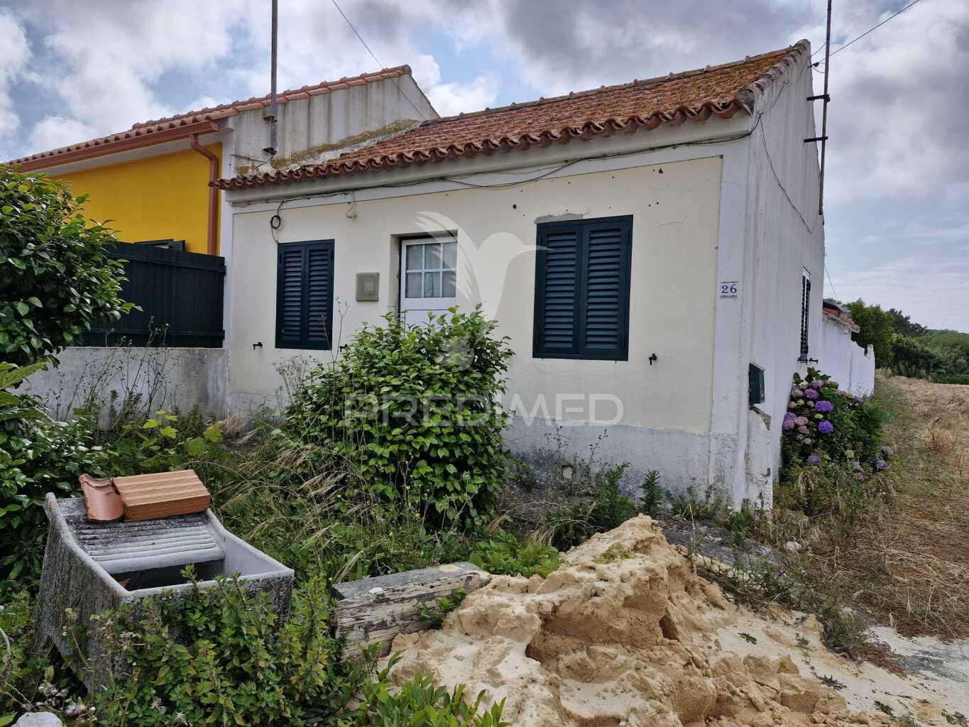 Casa antiga para recuperar situada em aldeia perto de salir do porto