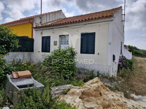 Casa antiga para recuperar situada em aldeia perto de salir do porto