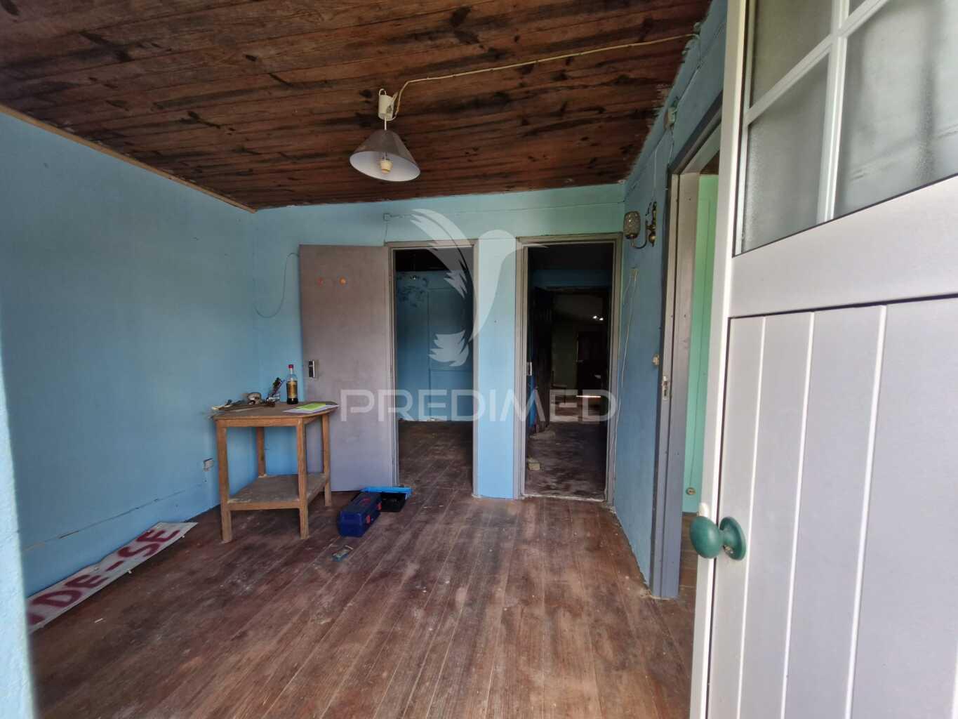 Casa antiga para recuperar situada em aldeia perto de salir do porto