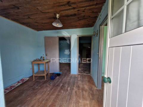 Casa antiga para recuperar situada em aldeia perto de salir do porto