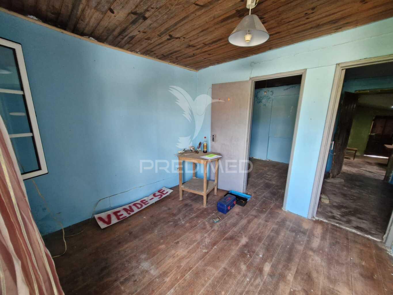 Casa antiga para recuperar situada em aldeia perto de salir do porto