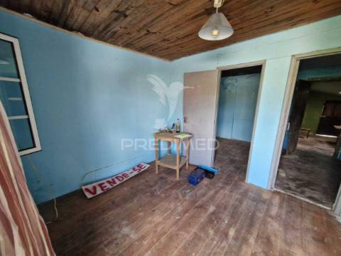 Casa antiga para recuperar situada em aldeia perto de salir do porto