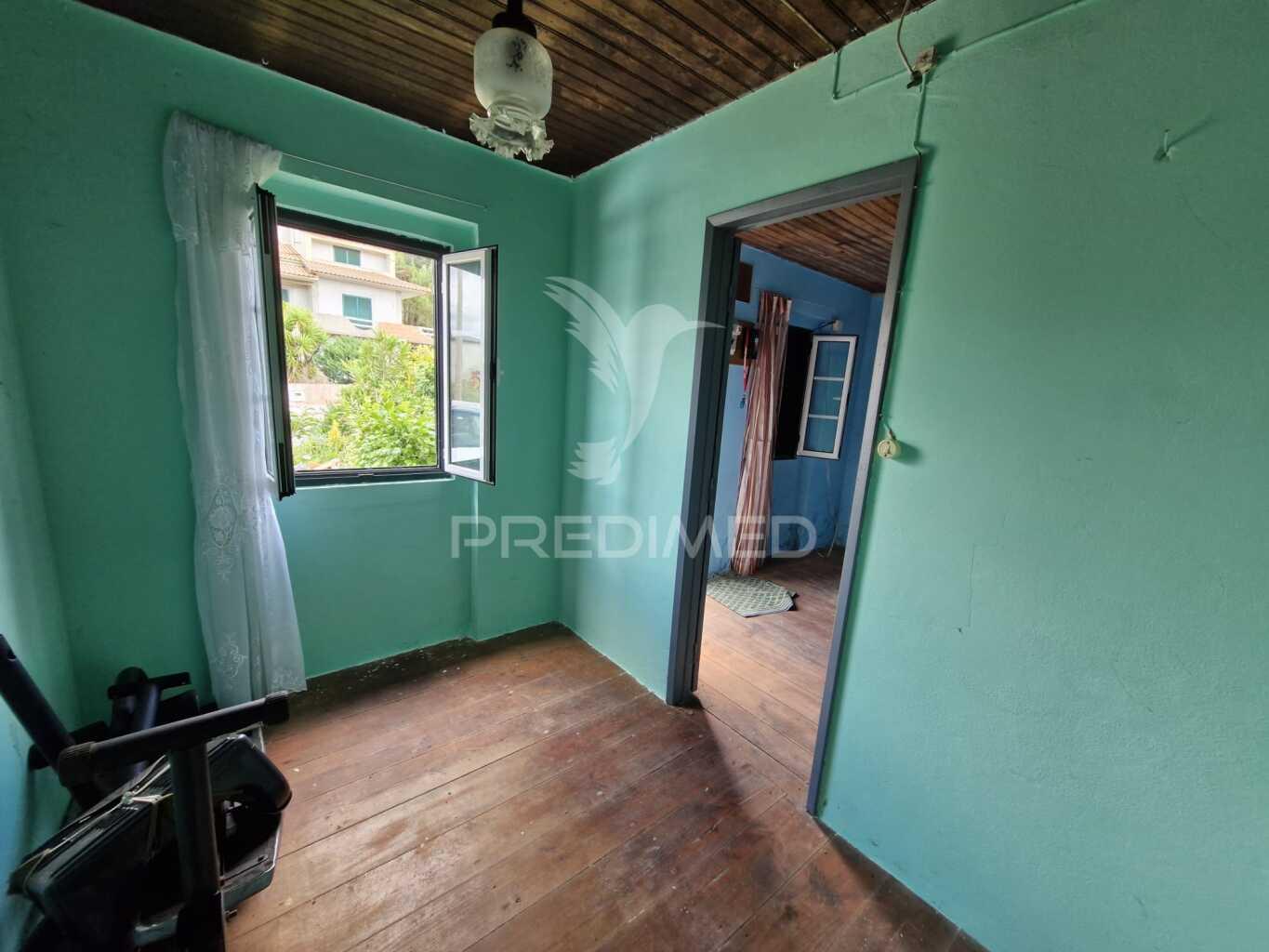 Casa antiga para recuperar situada em aldeia perto de salir do porto