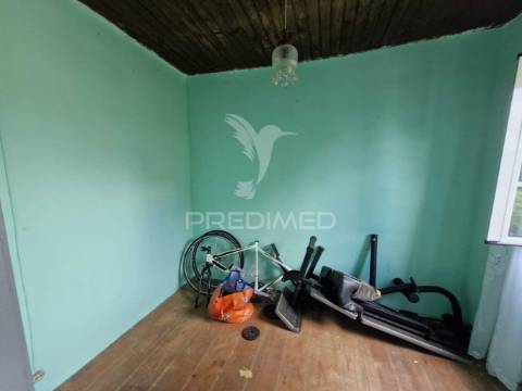 Casa antiga para recuperar situada em aldeia perto de salir do porto