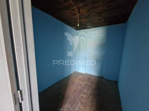 Casa antiga para recuperar situada em aldeia perto de salir do porto